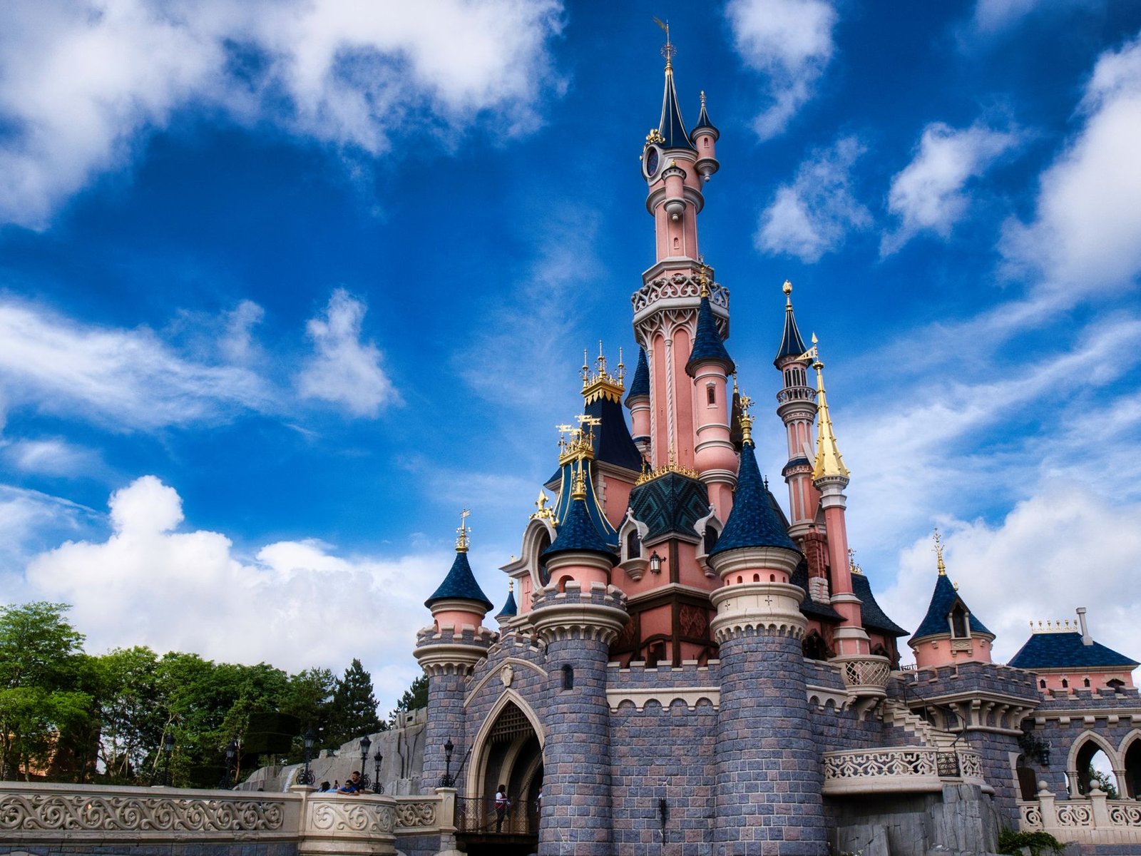Castelo de contos de fadas e parque da Disneyland Paris