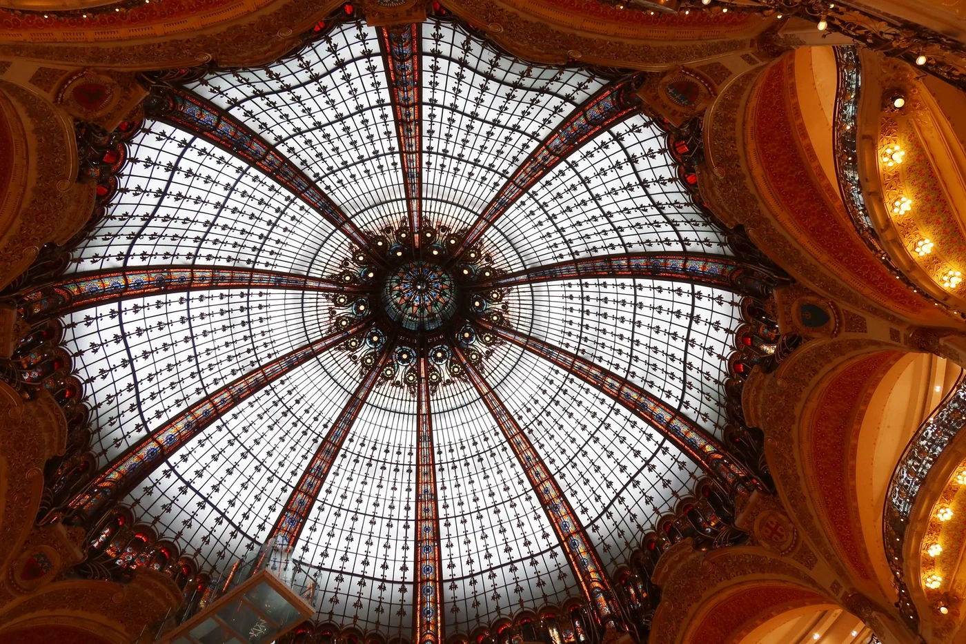 Interior suntuoso e cúpula histórica das Galeries Lafayette em Paris