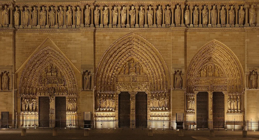 Fachada gótica e torres da Catedral de Notre-Dame de Paris
