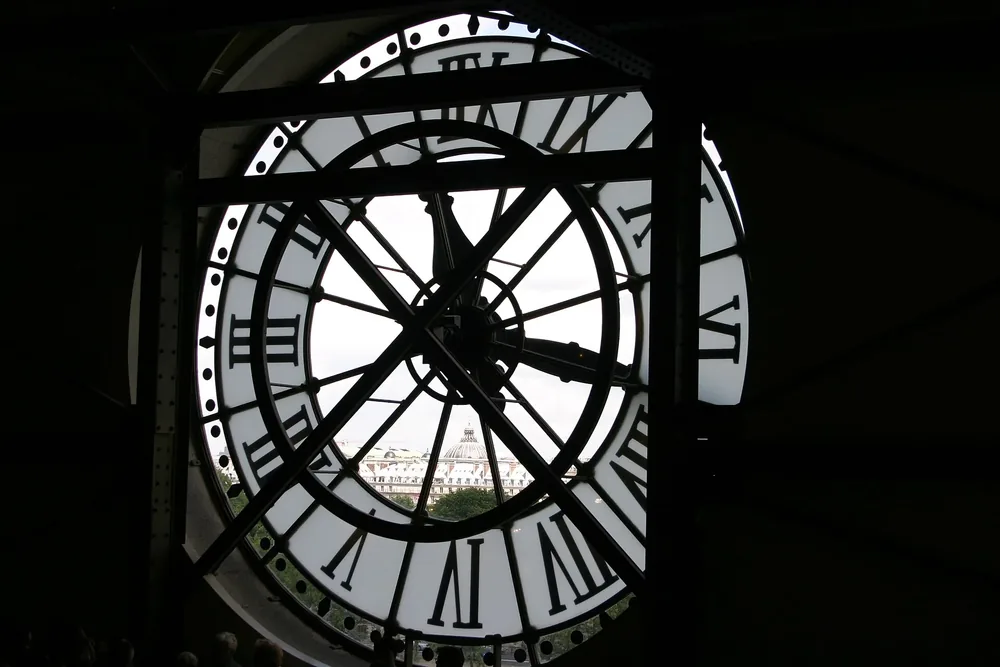 Museu d'Orsay e grande relógio da antiga estação de trem em Paris
