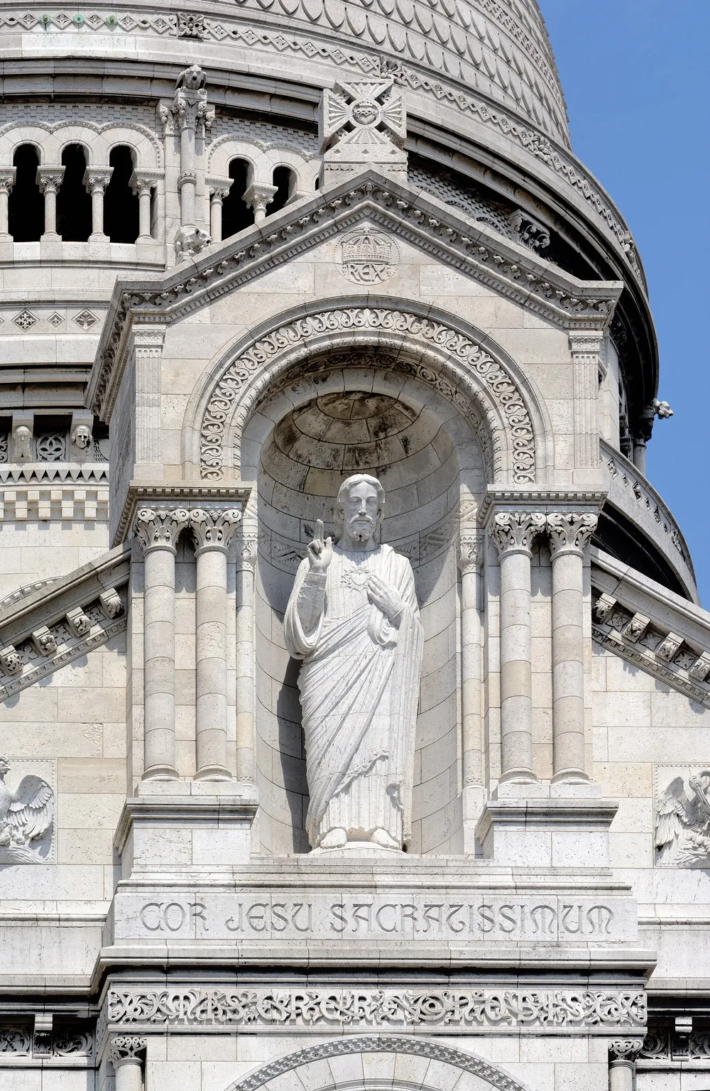 Basílica do Sagrado Coração (Sacré-Cœur) na colina de Montmartre em Paris