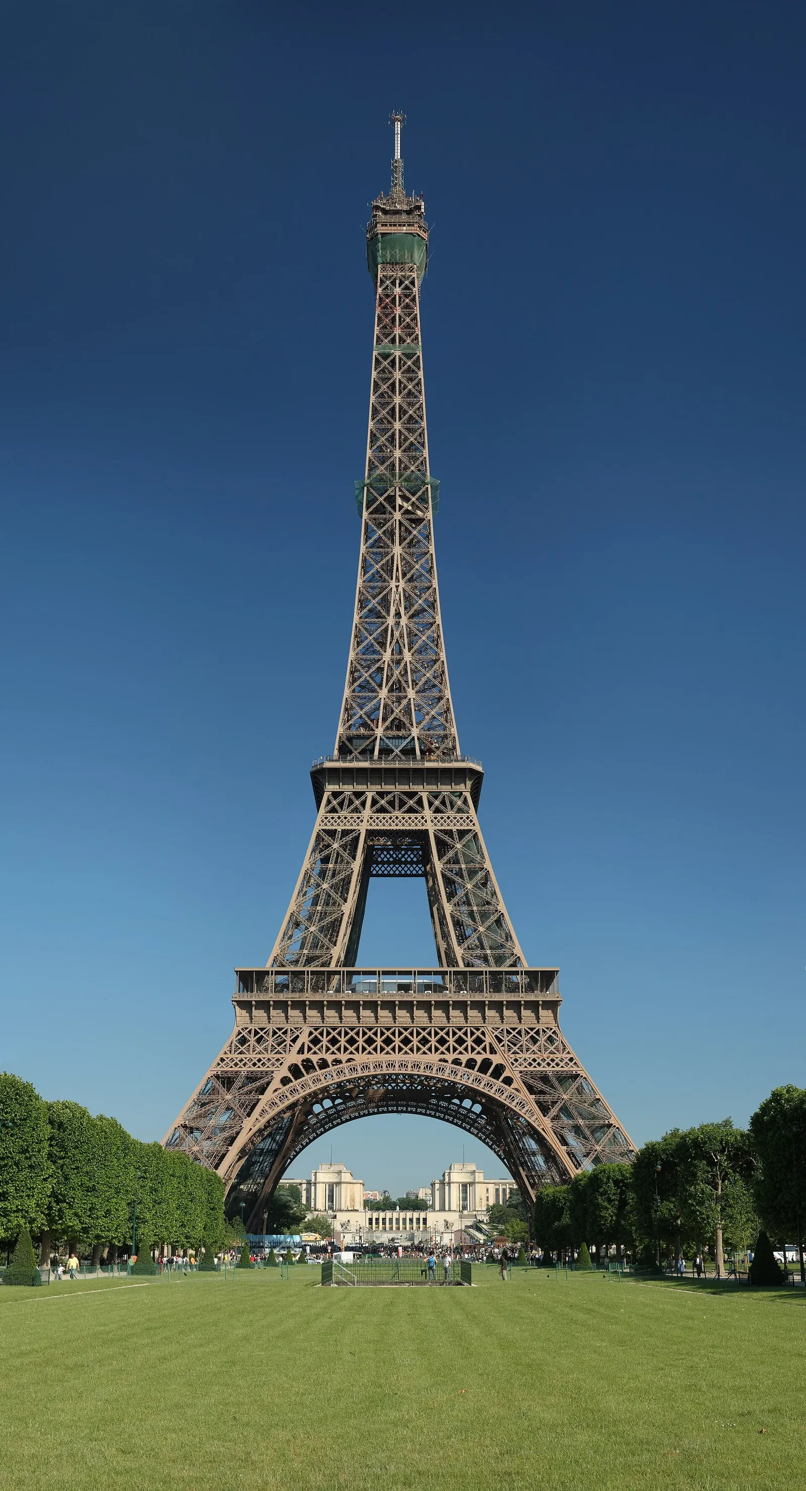 Torre Eiffel iluminada com céu azul e vista panorâmica de Paris
